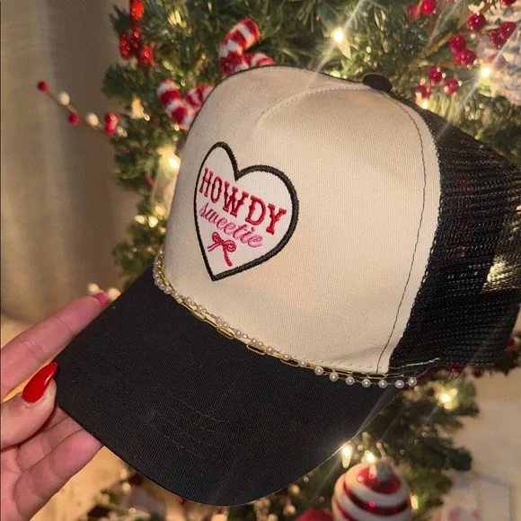 Buckle Black and Cream 'Howdy Sweetie' Trucker Hat - Picture 1 of 5